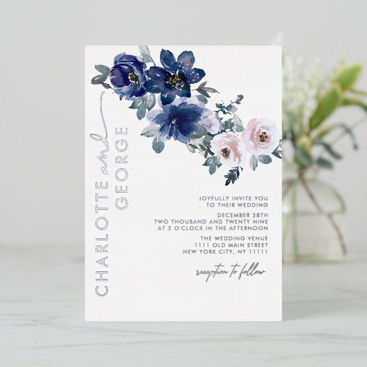 Blauer Winter Silber Botanische Rustikale Hochzeit Folieneinladung (Stehend vorne)