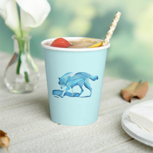 Blauer Wolf auf Schnee Pappbecher