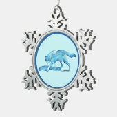 Blauer Wolf auf Schnee Schneeflocken Zinn-Ornament (Rechts)