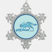 Blauer Wolf auf Schnee Schneeflocken Zinn-Ornament (Vorderseite)