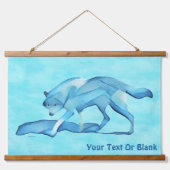 Blauer Wolf auf Schnee Wandteppich Mit Holzrahmen (Vorne)