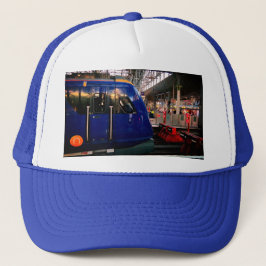 Blauer Zug am Bahnhof Manchester Truckerkappe