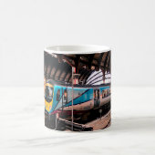 Blauer Zug , am Bahnhof York. Kaffeetasse (Mittel)