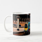 Blauer Zug , am Bahnhof York. Kaffeetasse (Links)