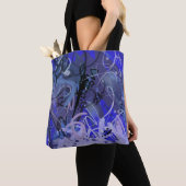 Blaues abstraktes Gemälde Tasche (Von Nahem)