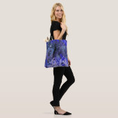 Blaues abstraktes Gemälde Tasche (Am Model)