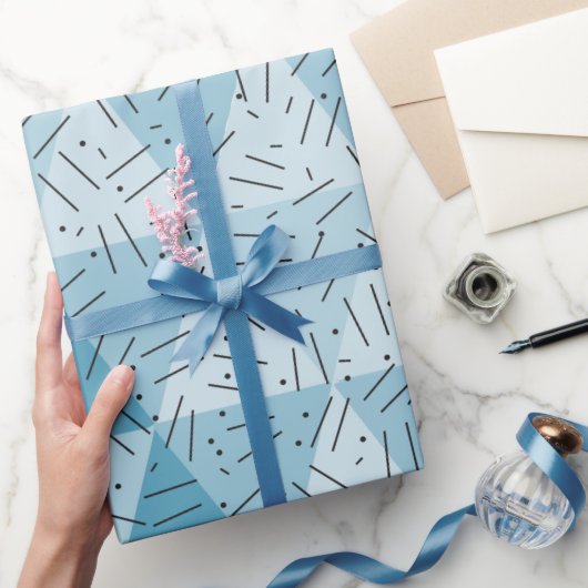 Blaues Abstraktes Kunstdreieck-Muster Geschenkpapier (Schenken)