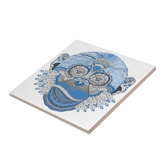 Blaues Affe-Gesicht mit Muster und Federn Fliese (Seite)