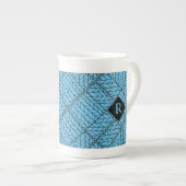 BLAUES ARGYLE-STRICKMUSTER Bone China Tasse + Text (Vorderseite Rechts)