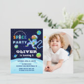Blaues Astronautengalaxie Weltraum Geburtstags-Fot Einladung (Stehend Vorderseite)