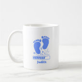 Blaues Baby lädt ein Kaffeetasse (Links)