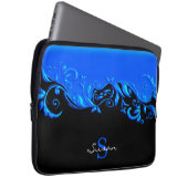 Blaues Blumendesign in Schwarz Laptopschutzhülle (Vorne Rechts)
