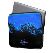 Blaues Blumendesign in Schwarz Laptopschutzhülle (Vorderseite Links)