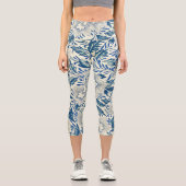 Blaues Blumenmuster Antikes asiatisches Design Capri Leggings (Vorderseite)