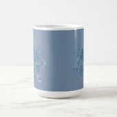 Blaues Blumenmuster auf verblasstem blauen Denim Kaffeetasse (Mittel)