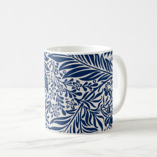 blaues Blumenmuster mit vielfältigen Blättern und Kaffeetasse