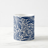 blaues Blumenmuster mit vielfältigen Blättern und Kaffeetasse (Mittel)