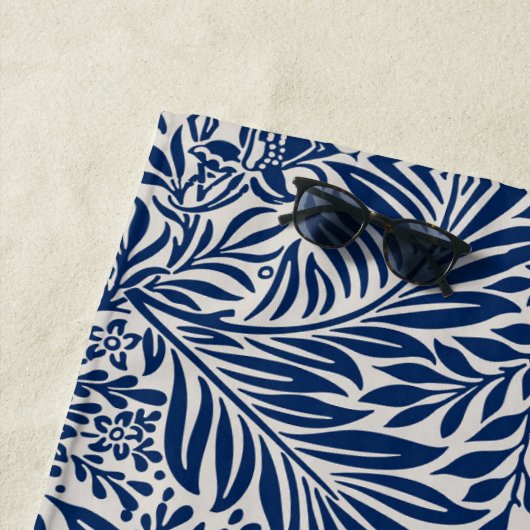 blaues Blumenmuster mit vielfältigen Blättern und  Strandtuch (Beispiel)