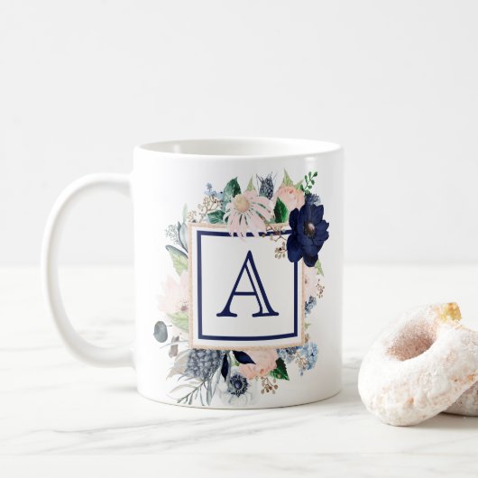 Blaues Blumenrosen-Monogramm Kaffeetasse (Mit Donut)