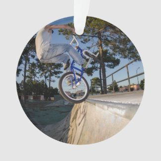Blaues BMX, das auf Leiste balanciert Ornament