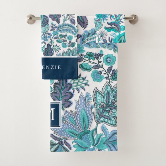 Blaues Boho Vintage Blumenmonogramm Badhandtuch Set (Insitu)