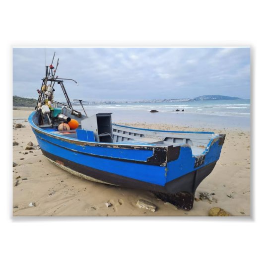 Blaues Boot an einem ruhigen Strand ⛱️ 💙 Fotodruck (Vorne)