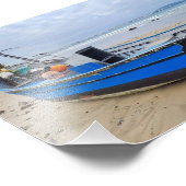 Blaues Boot an einem ruhigen Strand ⛱️ 💙 Fotodruck (Ecke)