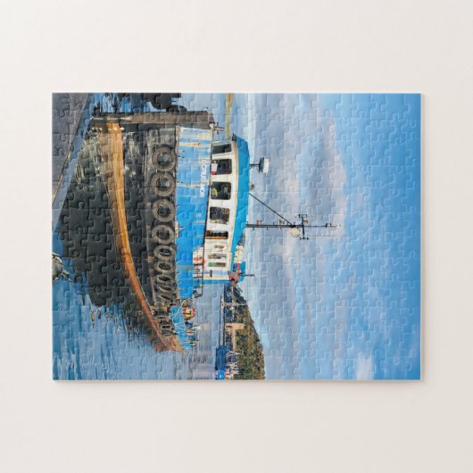 Blaues Boot im Hafen von Oban Puzzle (Horizontal)