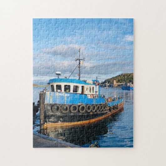 Blaues Boot im Hafen von Oban Puzzle (Vertikal)