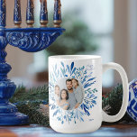 Blaues botanisches Hanukkah-jüdisches Foto Kaffeetasse<br><div class="desc">Schöne,  blaue Aquarellfarben botanische Blätter entstehen aus Ihrem vertikalen jüdischen Familienfoto für eine Happy Hanukkah. Dieses elegante Chanukah-Geschenk wird mit einem 2. Foto auf der Rückseite personalisiert.</div>