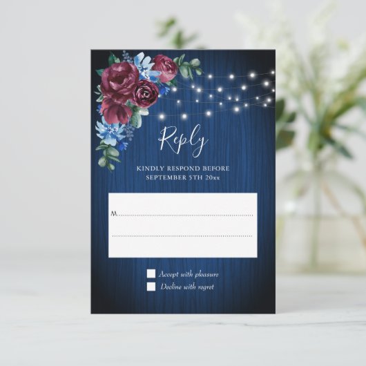 Blaues Burgundy String Lights Blumenhochzeit RSVP Karte (Stehend Vorderseite)