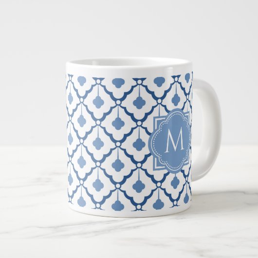 Blaues chinesisches Keramik-Muster mit Monogramm Jumbo-Tasse (Vorderseite Rechts)