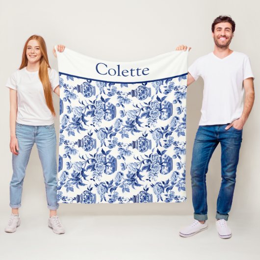 Blaues Chinoiserie-Monogramm Fleecedecke (Beispiel)