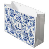Blaues Chinoiserie-Monogramm Große Geschenktüte (Vorderseite Schrägansicht)