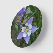 Blaues columbine runde wanduhr (Winkel)