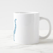 Blaues Dinosaurier-Monogramm Jumbo-Tasse (Rechts)