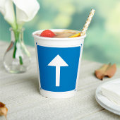 Blaues Einbahnstraßenzeichen Pappbecher