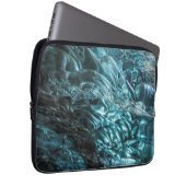 Blaues Eis einer Eishöhle, Island Laptopschutzhülle (Vorne Rechts)