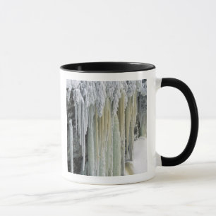 Blaues Eis und Grundwasser laufen aus; Tahquamenon Tasse