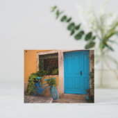 Blaues Fahrrad und Tür im Sommer Postkarte (Stehend Vorderseite)