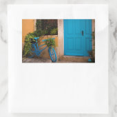 Blaues Fahrrad und Tür im Sommer Rechteckiger Aufkleber (Tasche)