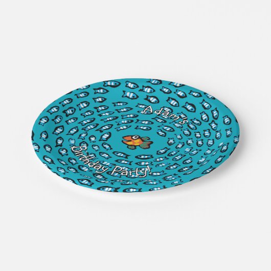Blaues Fisch-Schulmuster mit kleinen orange Pappteller (Schrägansicht)