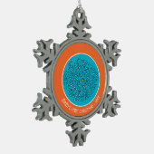 Blaues Fisch-Schulmuster mit kleinen orange Schneeflocken Zinn-Ornament (Links)