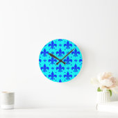 Blaues Fleur-de-lis-Muster Runde Wanduhr (Zuhause)