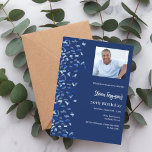 Blaues Foto Konfetti Einladung<br><div class="desc">Modernes,  elegantes und einladendes Hotel. Ein marineblauer blauer Hintergrund mit blauen Konfetti. Personalisieren und fügen Sie Foto,  einen Namen und Party Details. Weißer Text.</div>