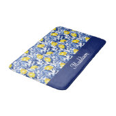 Blaues französisches Land-Lemonen-Muster-Monogramm Badematte (Schrägansicht)