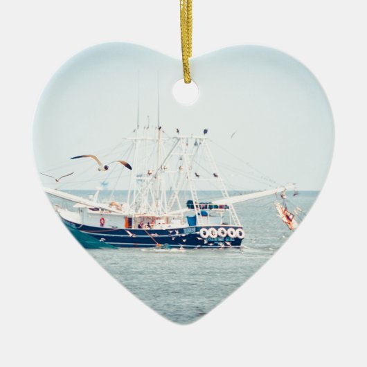 Blaues Garnele-Boot auf dem Ozean Keramik Ornament (Vorne)