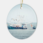 Blaues Garnele-Boot auf dem Ozean Keramikornament (Links)