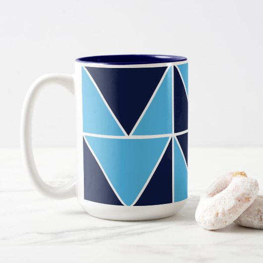 Blaues geometrisches Dreieck Zweifarbige Tasse (Mit Donut)
