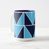 Blaues geometrisches Dreieck Zweifarbige Tasse (Vorderseite Links)